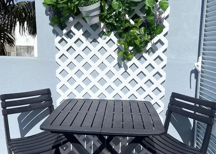 Azor International I *