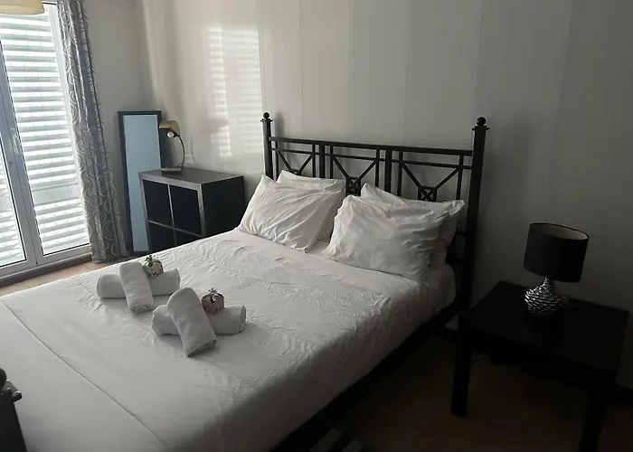 דירה Azor International I