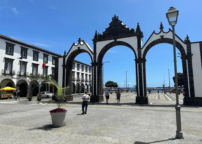 Azor International I *