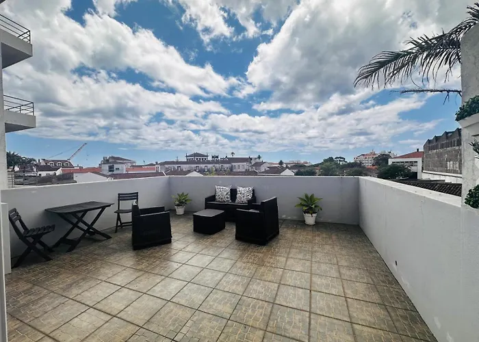 Azor International I דירה