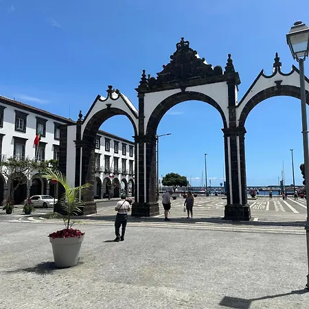 Azor International I *